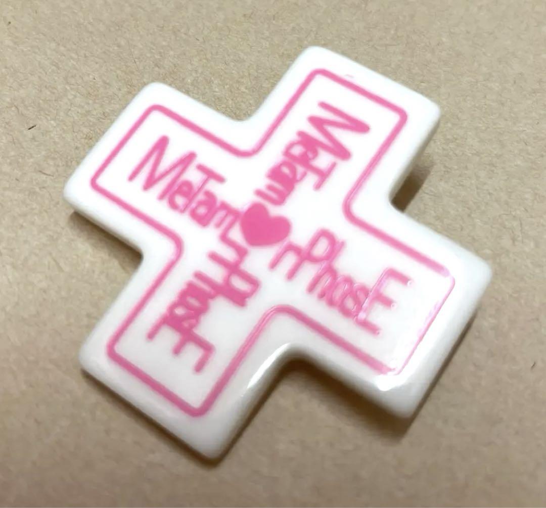 metamorphose cross brooch - white × pink - 2003